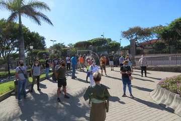 Protesta de los trabajadores del Paco Artiles y encuentro al aire libre con el alcalde en Arnao/TA.